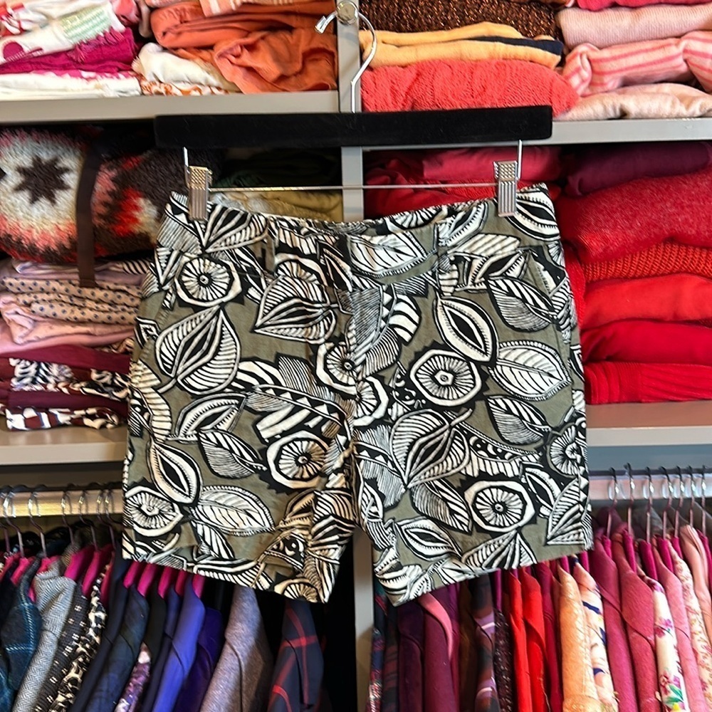 Loft Riviera size 00 (fits like 0-2) olive 5” shorts with black/white leaves